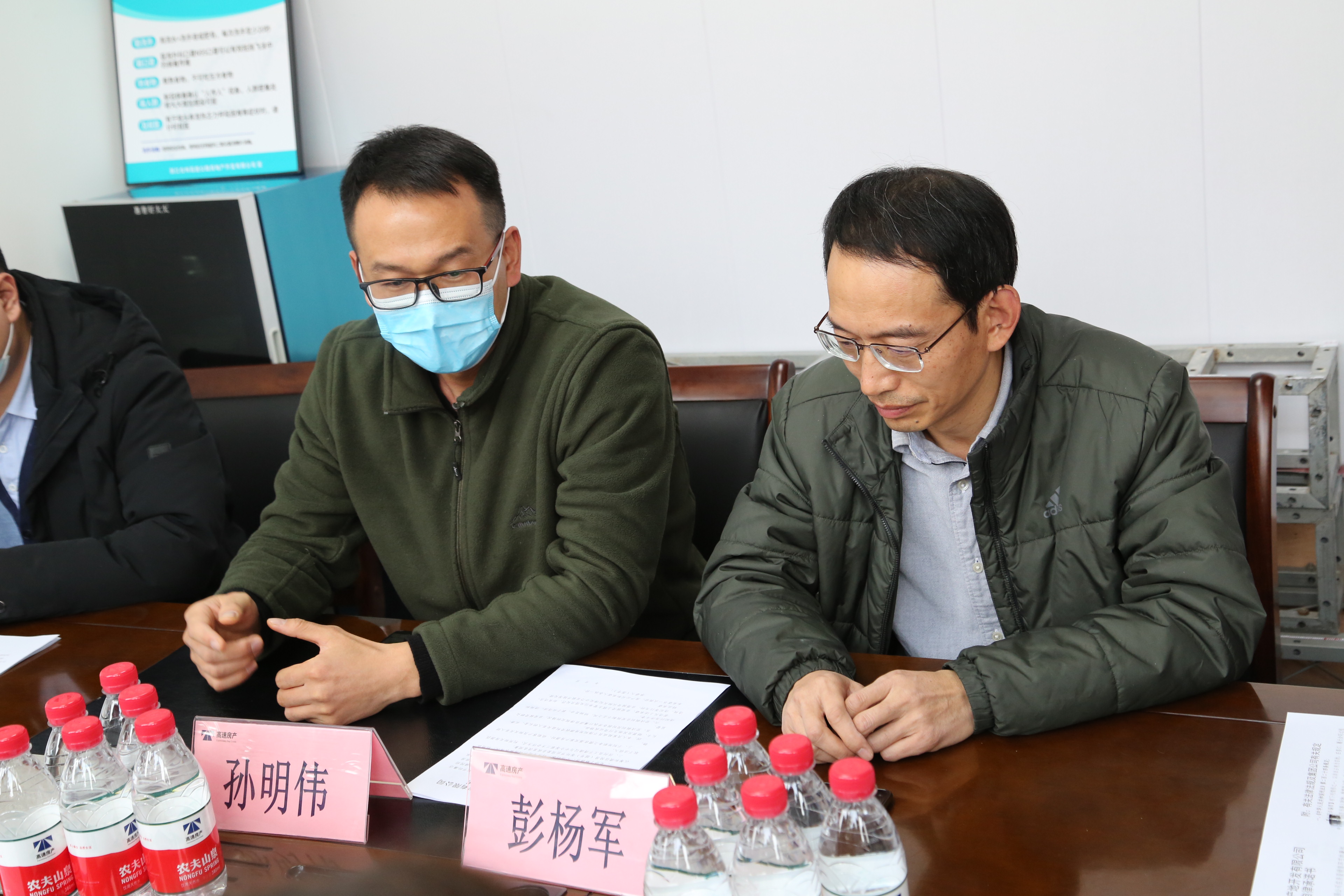 圖為孫明偉、彭?xiàng)钴娭v話.JPG